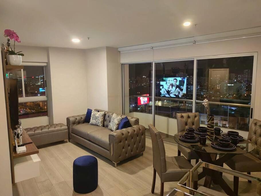 un soggiorno con divano e tavolo di Met Moderno Departamento a Lima