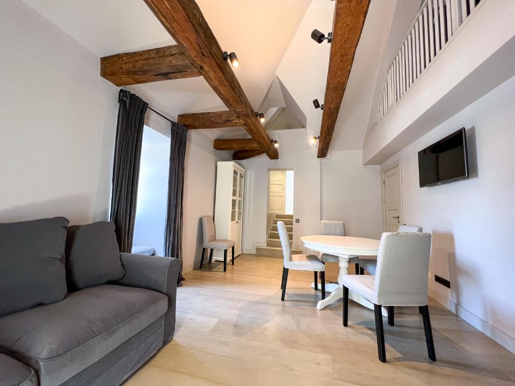 Χώρος καθιστικού στο Old Riga Attic Apartment