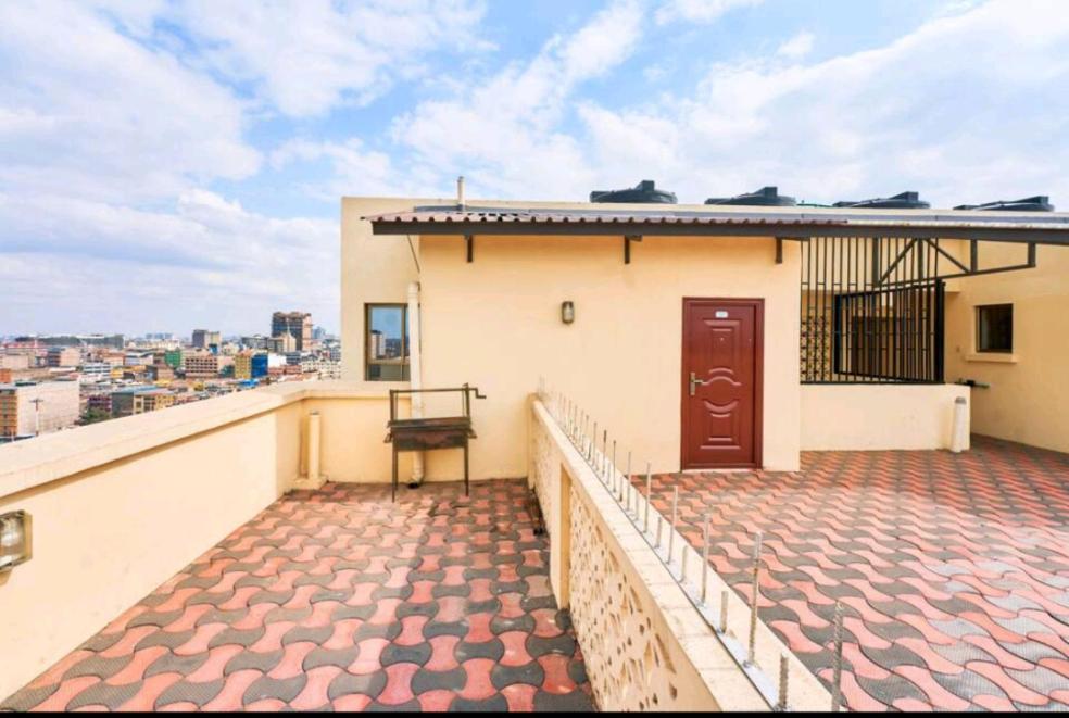 un balcón con una puerta en la parte superior de un edificio en City view suits, en Nairobi