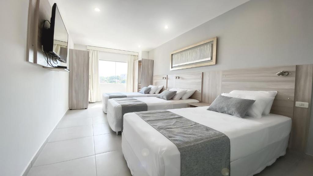 Ліжко або ліжка в номері Danieri Asunción Hotel
