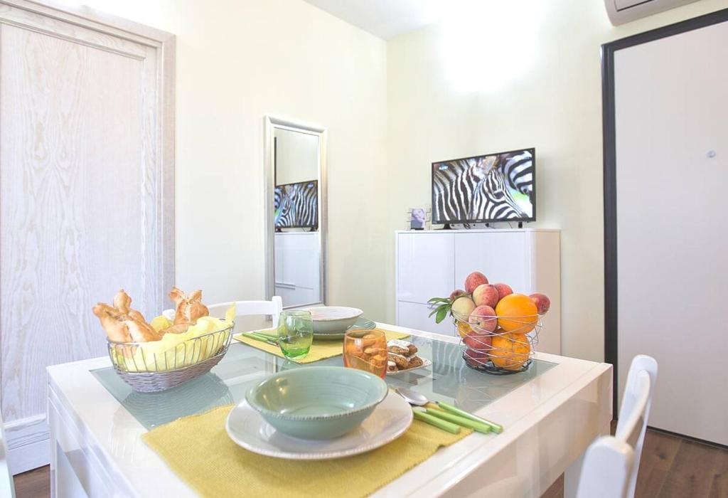 une table avec des bols de fruits et légumes dans l'établissement Home Sweet Home, à Alghero