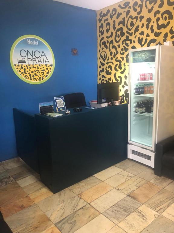 un banco cassa in un ristorante con frigorifero di Onça da Praia Hostel a Vitória