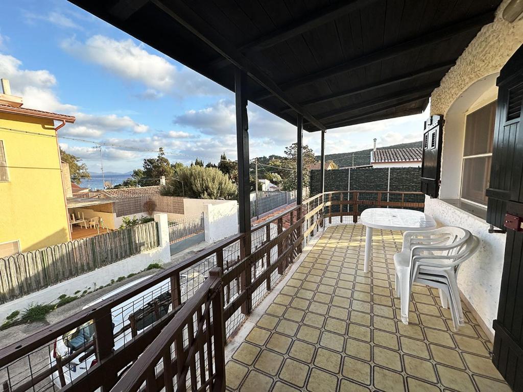 patio con mesa y sillas en el balcón en Appartamento vista mare a Maladroxia C227, en Maladroscia