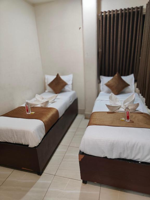Postel nebo postele na pokoji v ubytování Kiara Shirdi Park Inn