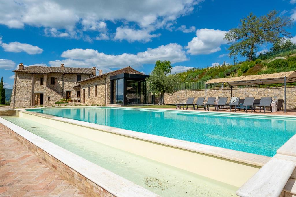 basen w willi z domem w obiekcie Luxury Estate Villa Trasimena Lake w mieście Magione
