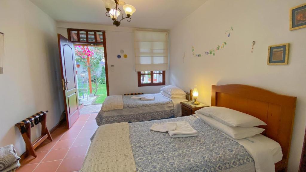 Postel nebo postele na pokoji v ubytování Sakti Hostal B&B