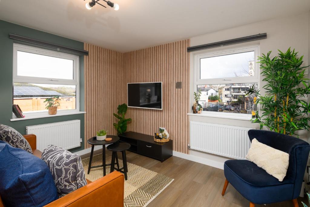sala de estar con 2 sillas y TV en Benjamin Suite by Koya Homes - 3 Bedrooms - Cardiff en Cardiff
