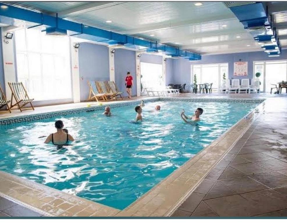 Bazén v ubytování Experience Coastal Bliss in Our Modern 2019 Sea Viev 2 Bedroom static caravan at Clarach Bay Holiday Village! nebo v jeho okolí
