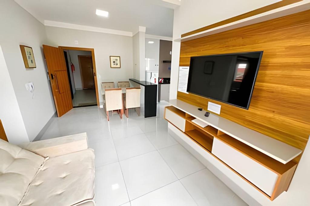 a living room with a flat screen tv on a wall at M101 - Apartamento Completo Para Até 6 Hóspedes in Patos de Minas