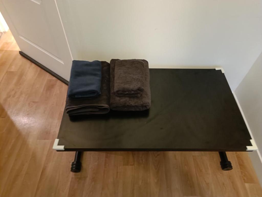 Una mesa negra con dos toallas encima. en Résidence Carnot, en Alfortville