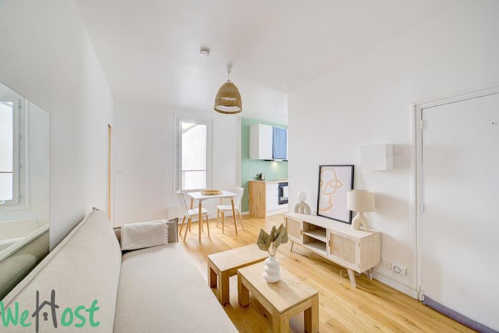 un salon avec un canapé et une table dans l'établissement Scribe bleu - Centre ville - moderne et calme, à Nantes