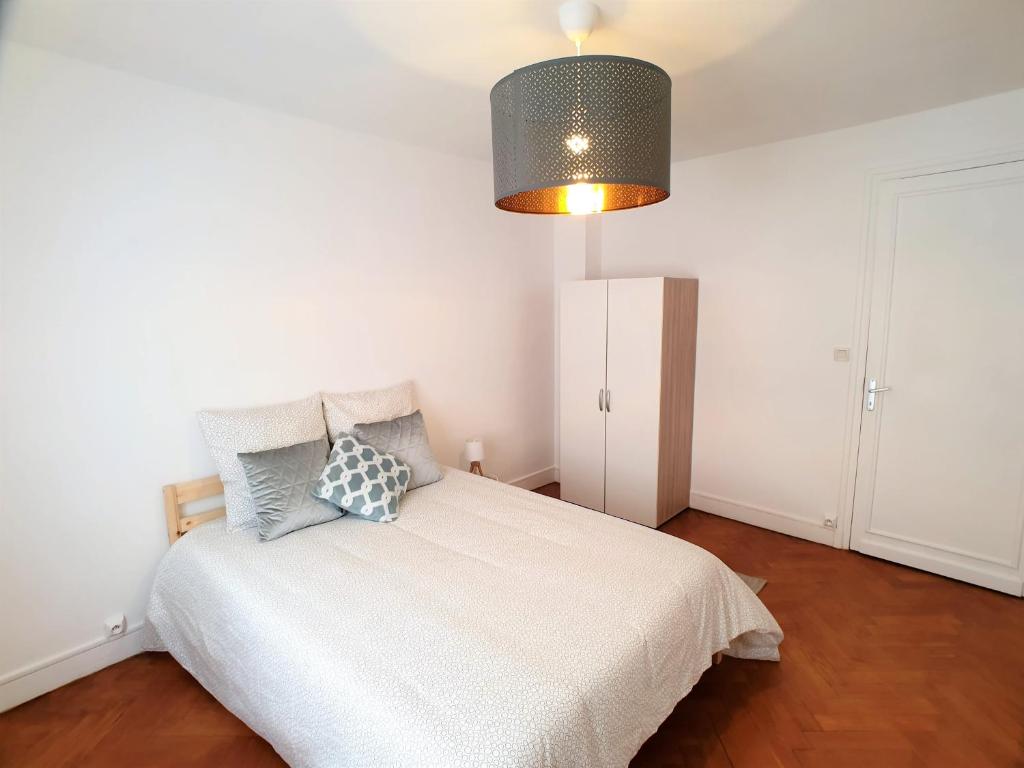 Postel nebo postele na pokoji v ubytování hyper centre joigny, très lumineux