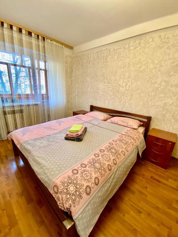 een slaapkamer met een bed en een dienblad bij Квартира на Воскресенці, поруч метро Лівобережна, Інститут Серця, МВЦ in Kiev