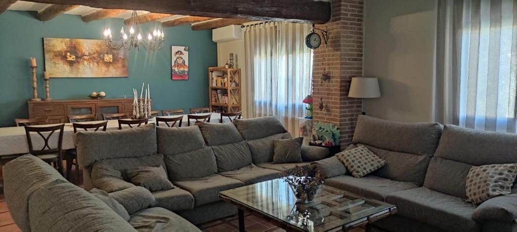 a living room with a couch and a dining room at Casa El Altero in Codo