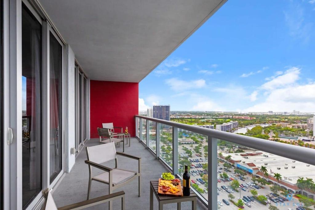 Balkón nebo terasa v ubytování Infinite View and Balcony with Pool, Gym, Near Beach