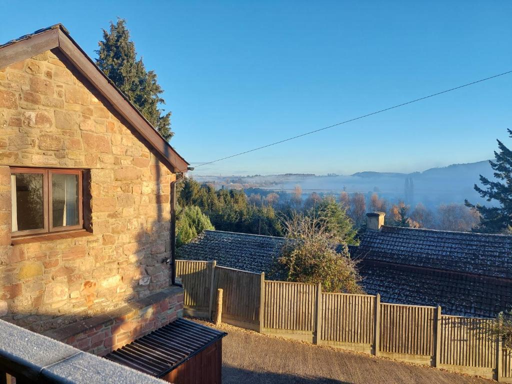 2 bed barn with spectacular views Wye Valley, Symonds Yat (updated