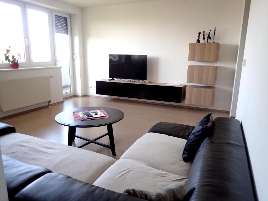 sala de estar con sofá y mesa en Marguerite apartment - parking including, en Bratislava