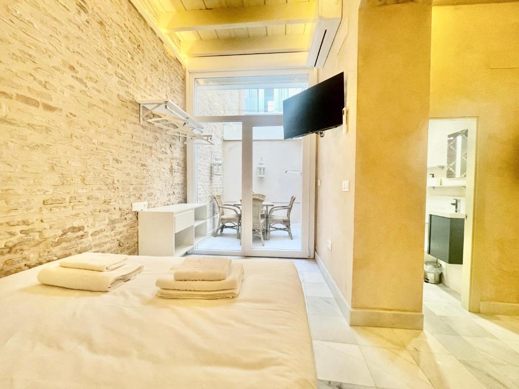 A bed or beds in a room at Click Triana - Patio Privado