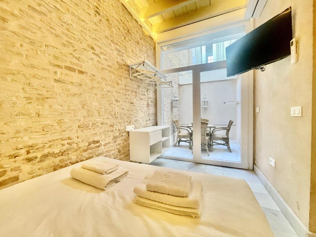 A bed or beds in a room at Click Triana - Patio Privado