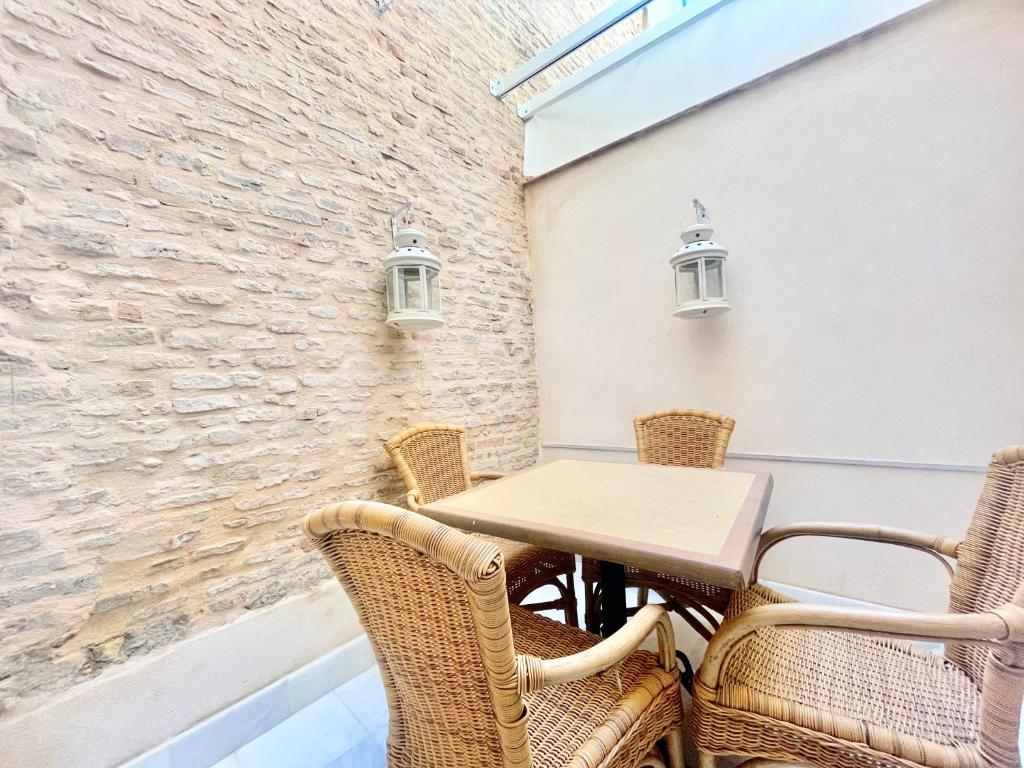 A seating area at Click Triana - Patio Privado