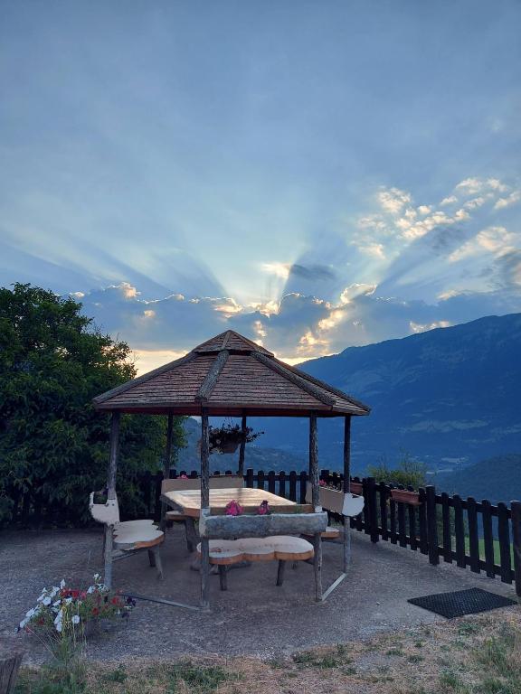 - un kiosque avec deux chaises et une table dans l'établissement Gîte en montagne : La Terrasse du Rabioux, à Châteauroux-les-Alpes