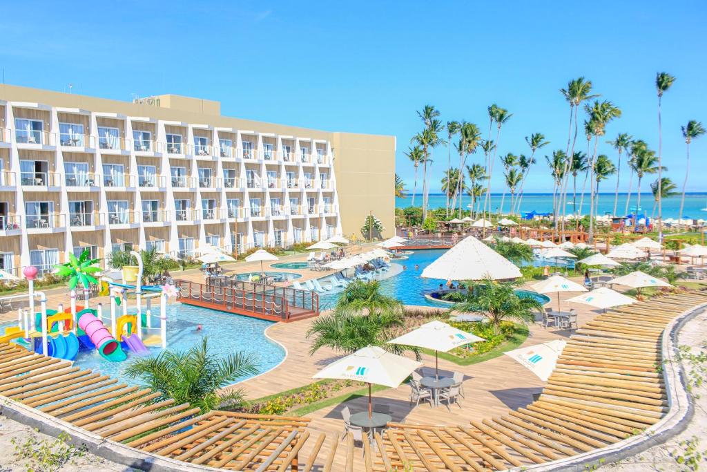 uma vista aérea de um resort com uma piscina em Maragogi Brisa Exclusive Hotel em Maragogi