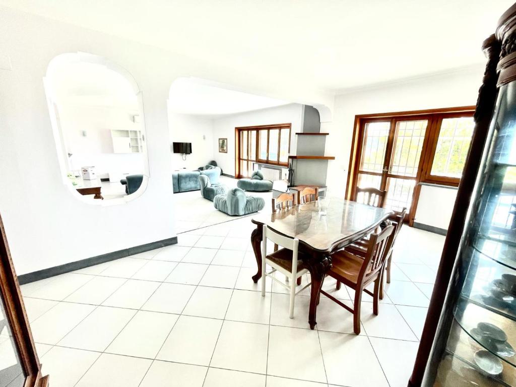 een woonkamer met een tafel en een bank bij Casa Massa in Massa Lubrense