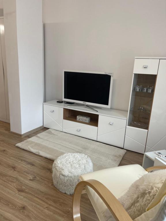 TV a/nebo společenská místnost v ubytování SOFIA CENTRAL LUXURY APARTMENT "2A" with parking