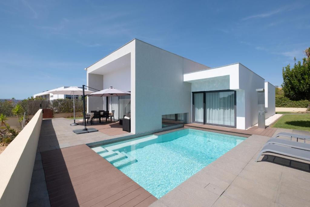 Villa con piscina frente a una casa en Bela Vista da Luz 17 by Destination Algarve, en Luz