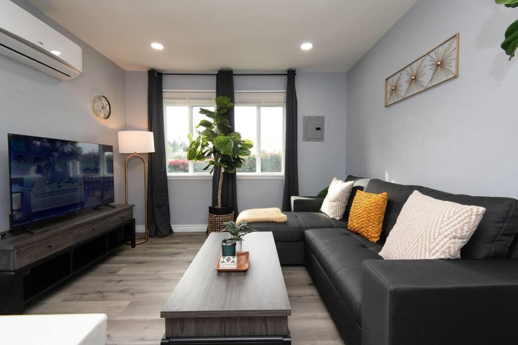 een woonkamer met een bank en een tv bij Lovely 3bedroom condo with free parking on premise in Los Angeles