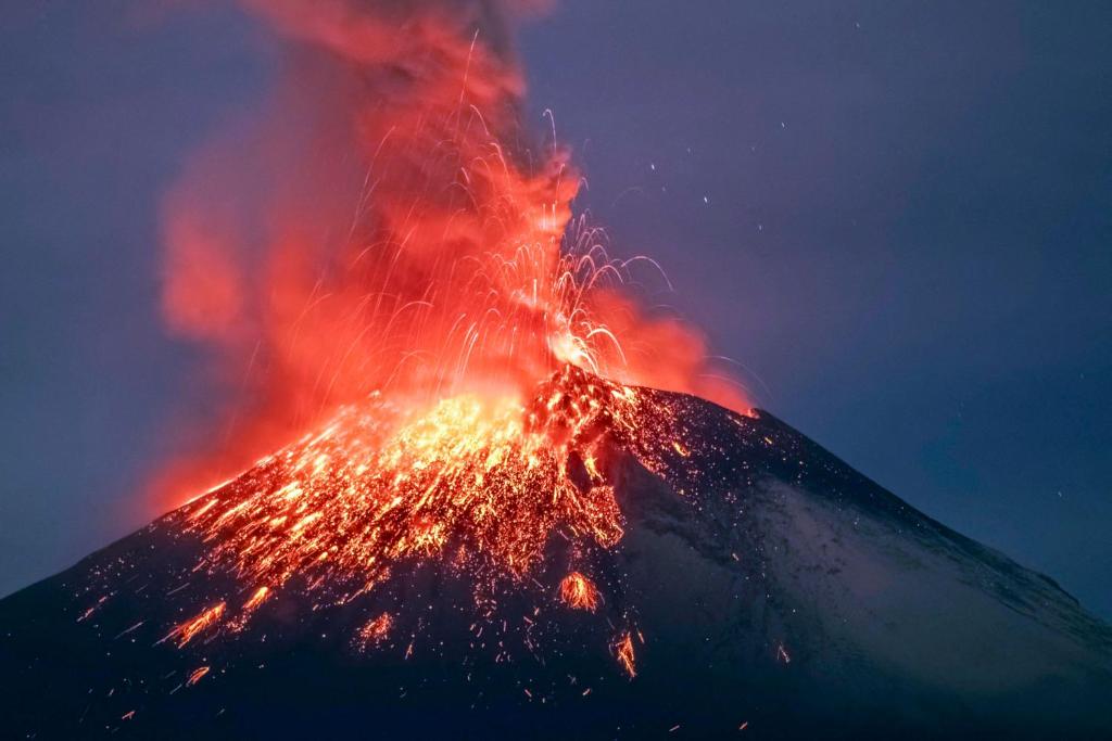 un vulcano con fuoco sopra di esso di notte di B&B Ai piedi dell'Etna ad Acireale