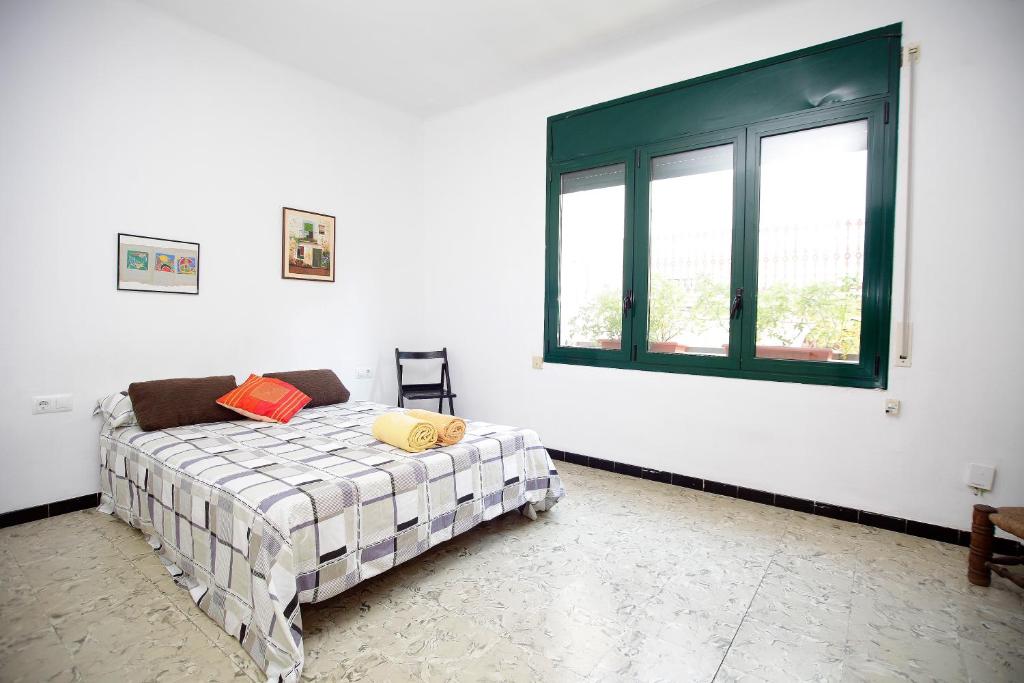 a white room with a bed and a window at Apartamento céntrico en Sant Feliu de Guíxols in Sant Feliu de Guíxols