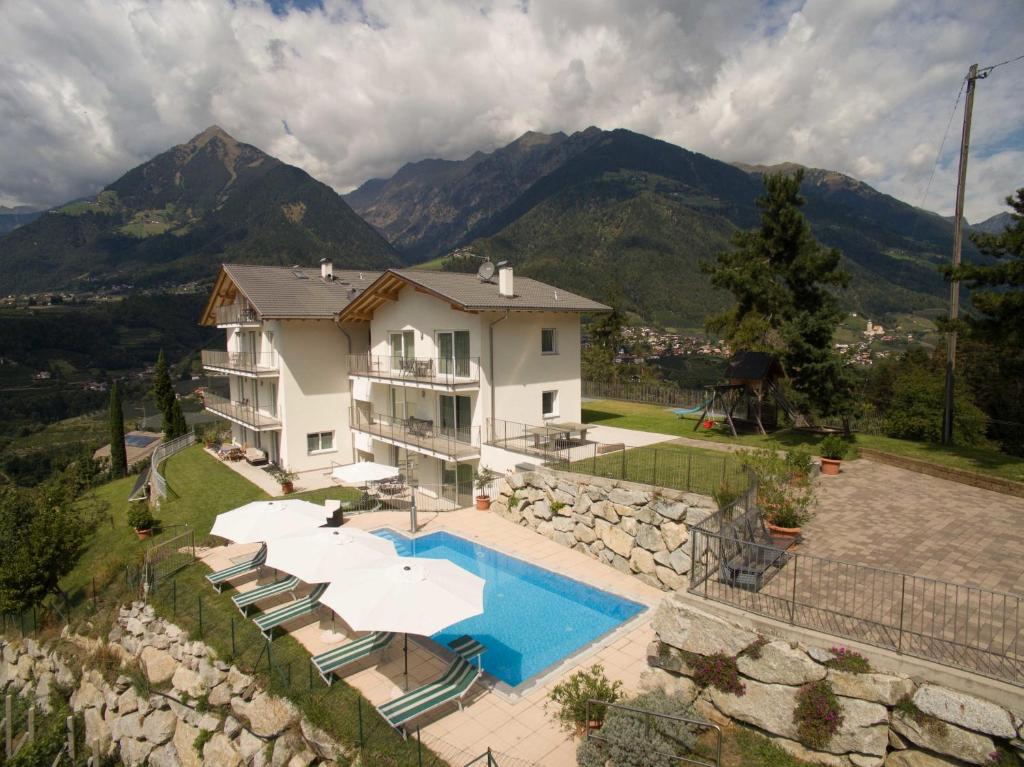 widok z lotu ptaka na dom z basenem w obiekcie Residence Fiegl w mieście Schenna