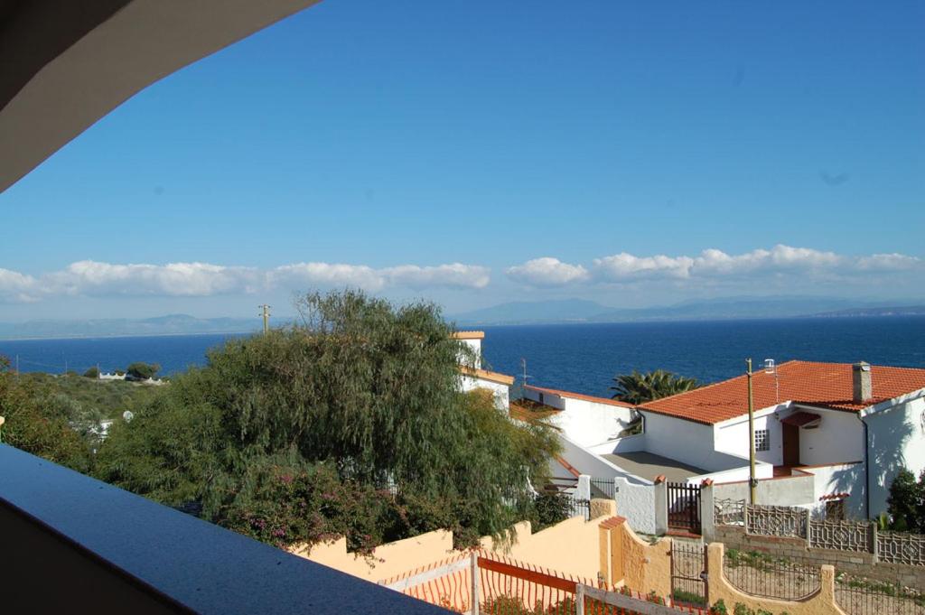 een balkon met uitzicht op de oceaan bij Nuovissimo appartamento con veranda vista mare a Maladroxia C63 in Maladroscia