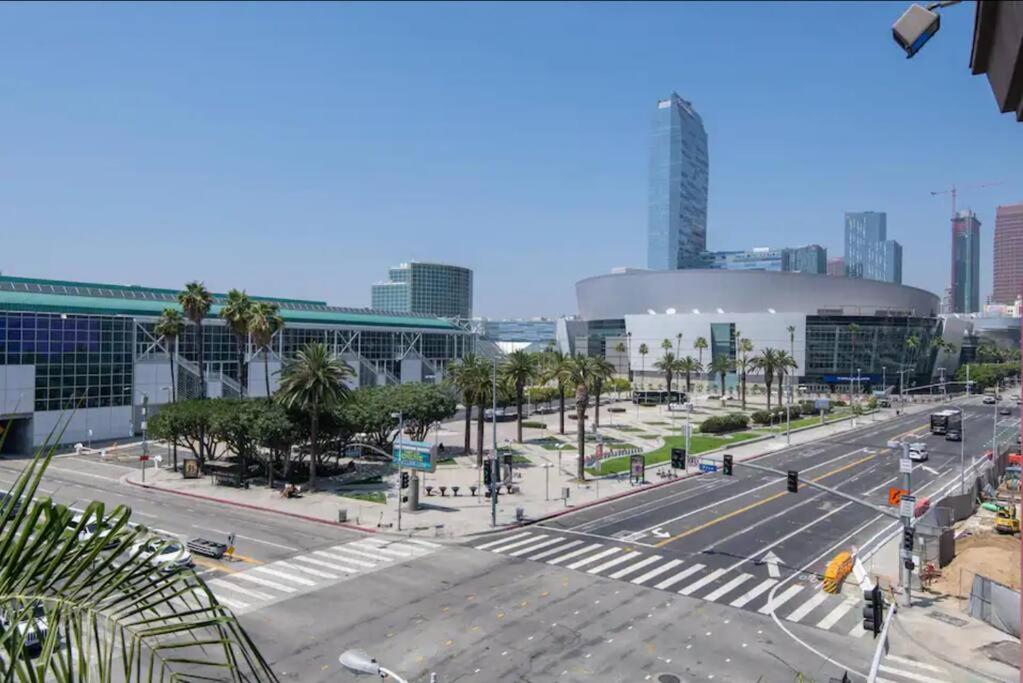 eine leere Straße in einer Stadt mit Gebäuden in der Unterkunft Cozy 2bed Apt next to Convention center/LA Live in Los Angeles