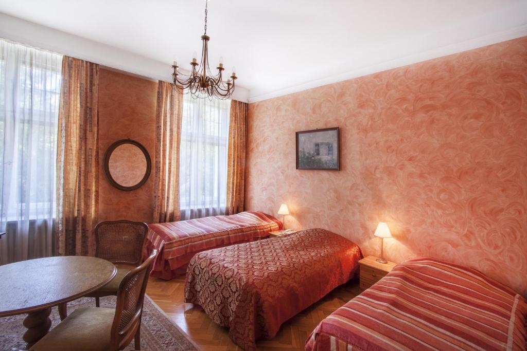 Postel nebo postele na pokoji v ubytování Pałac Nieznanice Zabytek Gościnny ze SPA