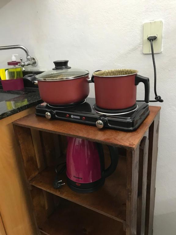 two pots sitting on top of a stove at Departamento lujoso,confortable in San Lorenzo