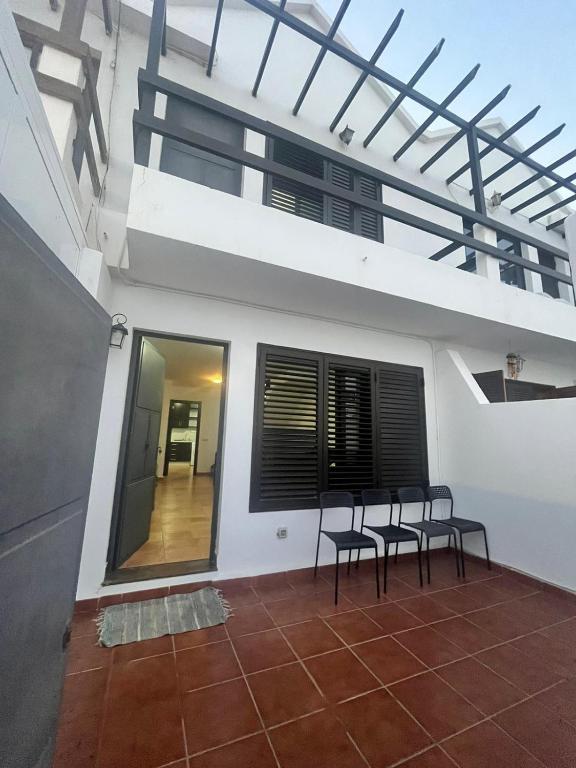 zwei Stühle stehen auf dem Balkon eines Hauses in der Unterkunft CASA SIBILA in Playa Honda