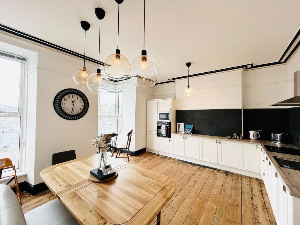 Una cocina y un comedor con una mesa de madera. en Mountain View Home - Dolgellau, en Dolgellau