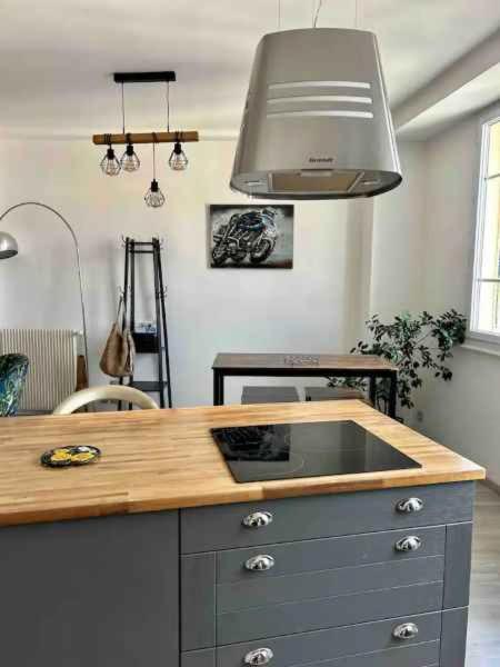 une cuisine avec un évier et une cuisinière dans l'établissement BEL APPARTEMENT HYPERCENTRE T3/70 M2, à Clermont-Ferrand