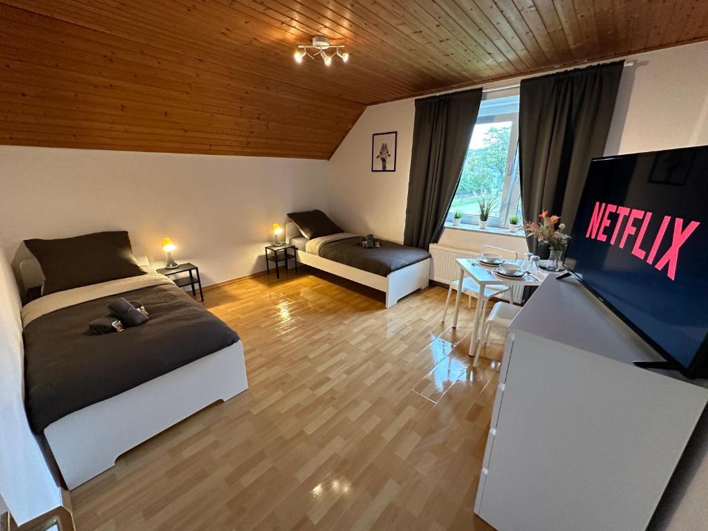 um quarto com duas camas e uma televisão em 3-Zimmer Apartment für Monteure & Geschäftsreisende: Schnelles Internet em Stemshorn