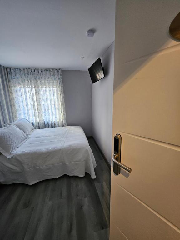 Postel nebo postele na pokoji v ubytování HOSTAL FONCALADA