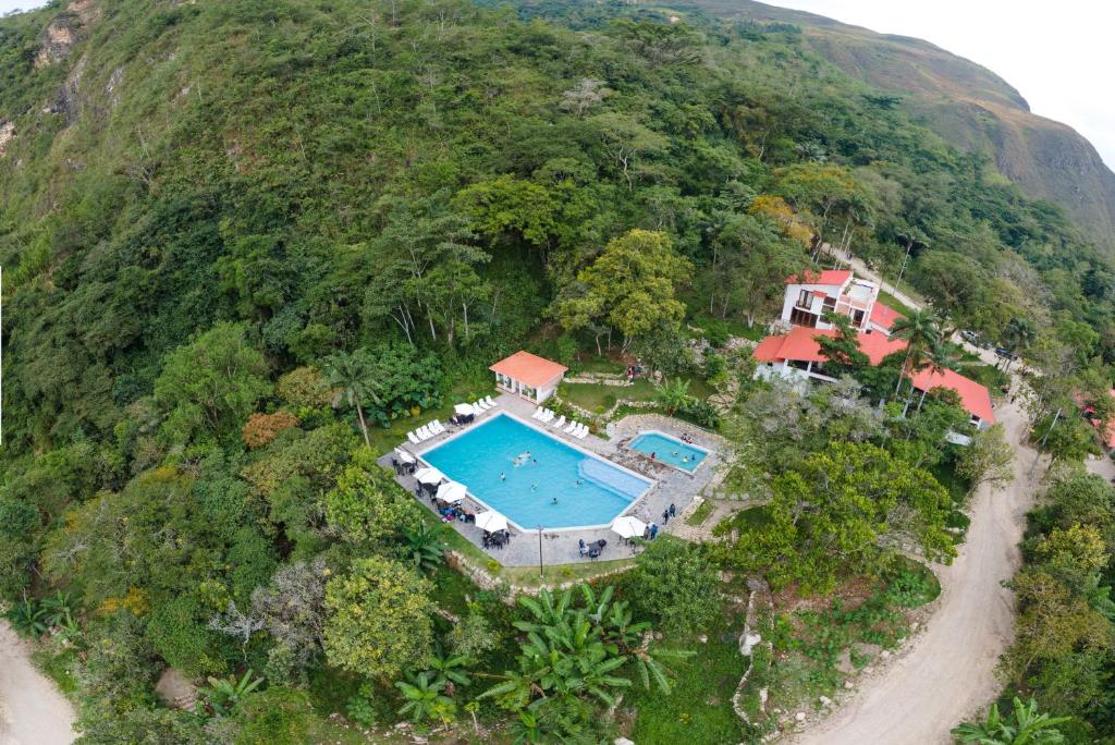 una vista aérea de una casa y una piscina en Donce Extremo, en San Carlos