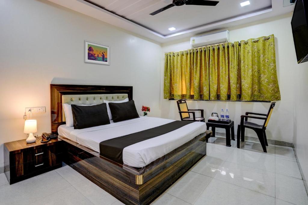 Krevet ili kreveti u jedinici u okviru objekta Om Sai Lodge Hotel