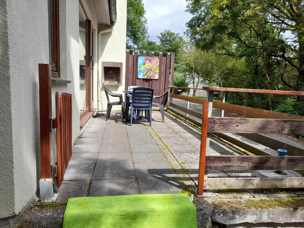 une terrasse avec des chaises et une table sur une maison dans l'établissement Holiday Cottage, à Waulsort
