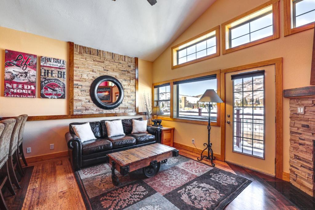 Billede fra billedgalleriet på 4 Mi to Ski Dillon Condo with Balcony and Mtn Views i Dillon