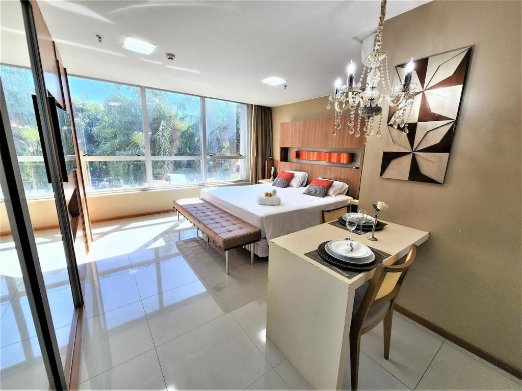 ブラジリアにあるBloco A AP 310 · Hotel Jade, Park Sul vista livreのベッドとダイニングルームのある寝室