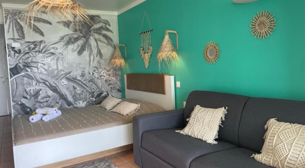 Area soggiorno di Couleur Caraïbes-TI EVASION appartement dans un hôtel 3 étoiles vue mer