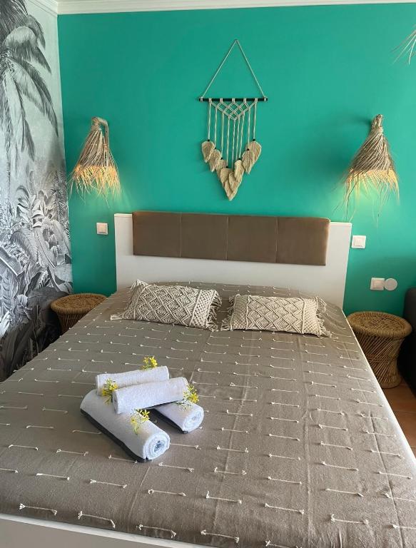 Letto o letti in una camera di Couleur Caraïbes-TI EVASION appartement dans un hôtel 3 étoiles vue mer