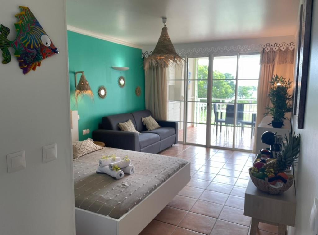 Area soggiorno di Couleur Caraïbes-TI EVASION appartement dans un hôtel 3 étoiles vue mer